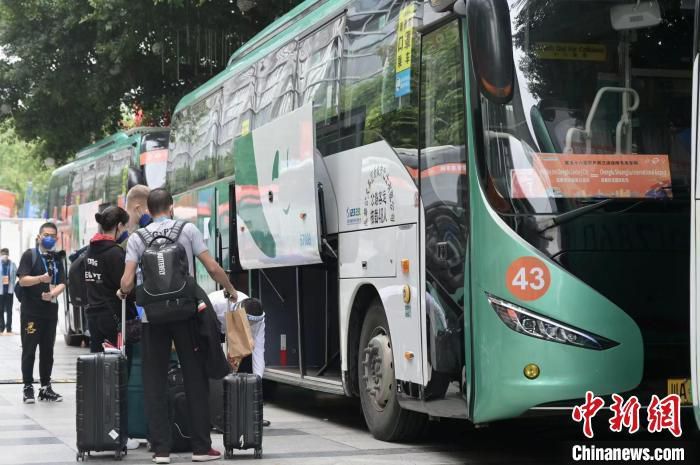 田氏荷尔蒙风与元气少年相互碰撞之后，这次会产生怎样奇妙的火花？当大家还处在;活捉佩奇的兴奋中时，拍击行李箱的声音从四面八方响起，渐渐汇聚成了响亮而有节律的伴奏音，让不少围观群众不由自主打起节拍助阵